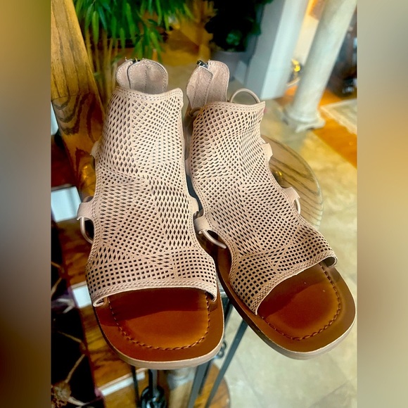 Lucky Brand Bartega, ladies, gladiator style sandals back NWOT 7 1/2 Tan - Picture 6 of 9